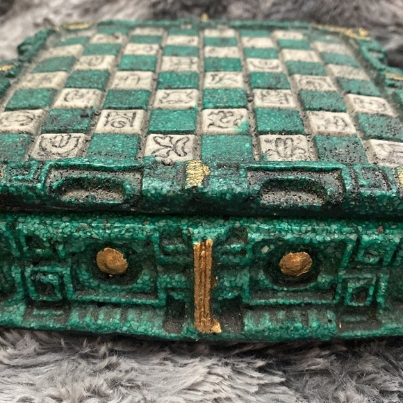 Vintage Mayan Aztec Chess Set Complete Green & White 8x8
inches - Picture 16 of 16
